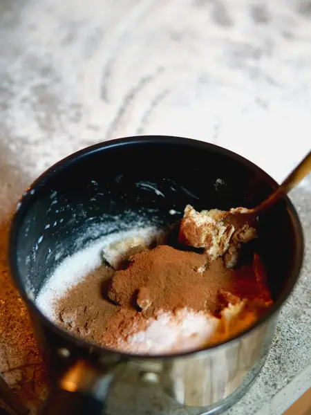 ingredienser i en bolle, klar for blanding