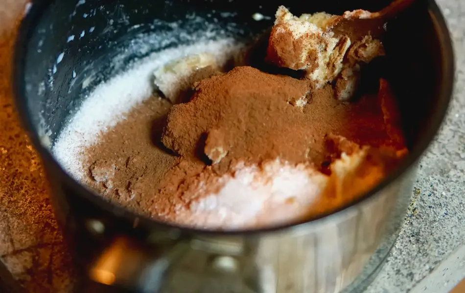 ingredienser i en bolle, klar for blanding