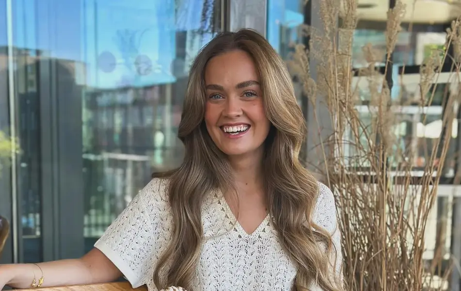 Dame som sitter på en benk