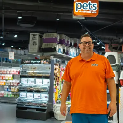 Butikksjef foran Pets