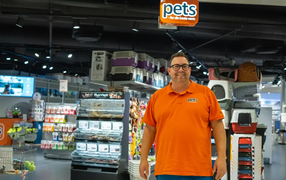 Butikksjef foran Pets