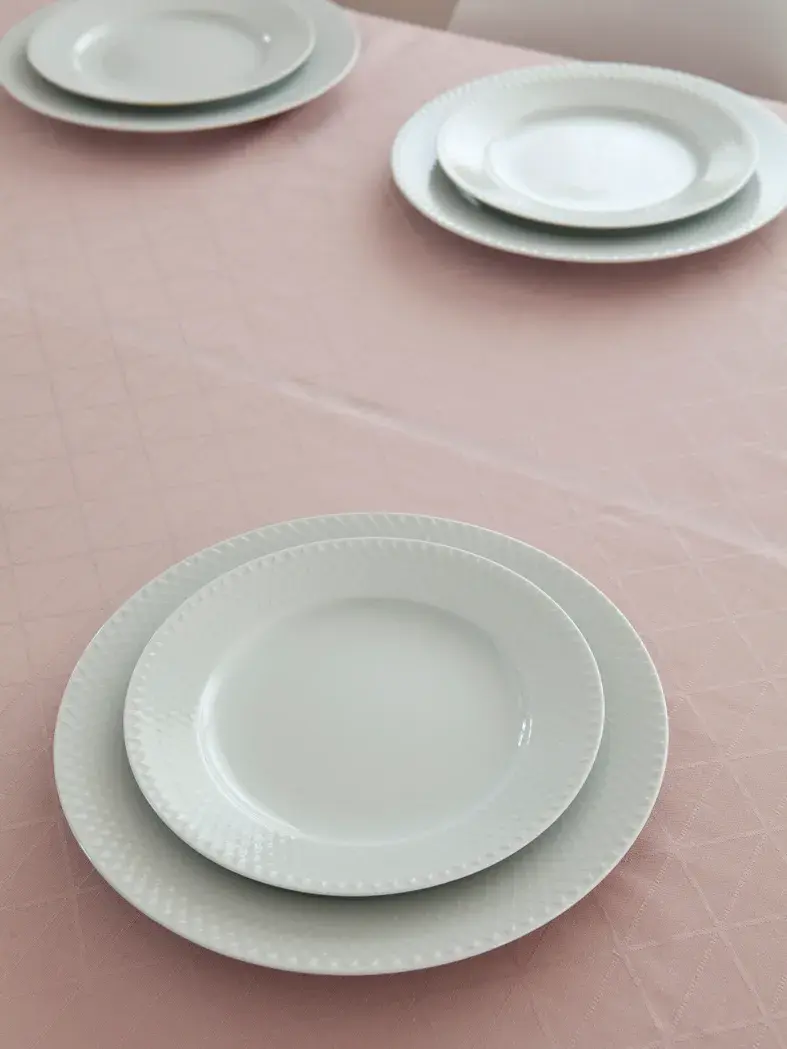 Steg en - Bord dekket med tallerkener på en rosa duk 