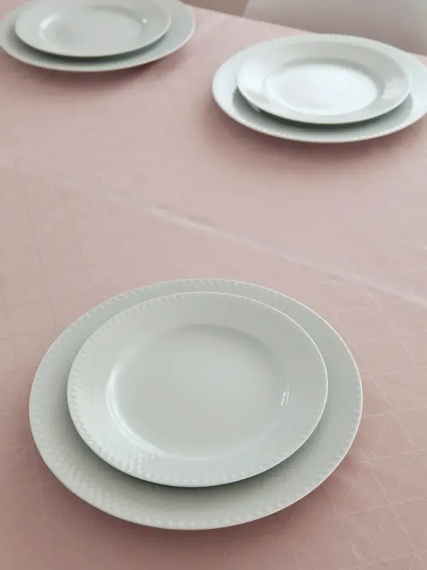 Steg en - Bord dekket med tallerkener på en rosa duk 