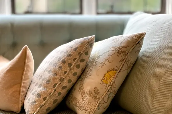 Nærbilde av puter med mønster og prikker 