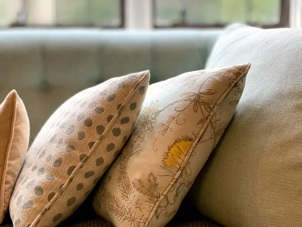Nærbilde av puter med mønster og prikker 