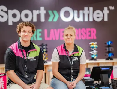 To som sitter på en disk og smiler til kameraet