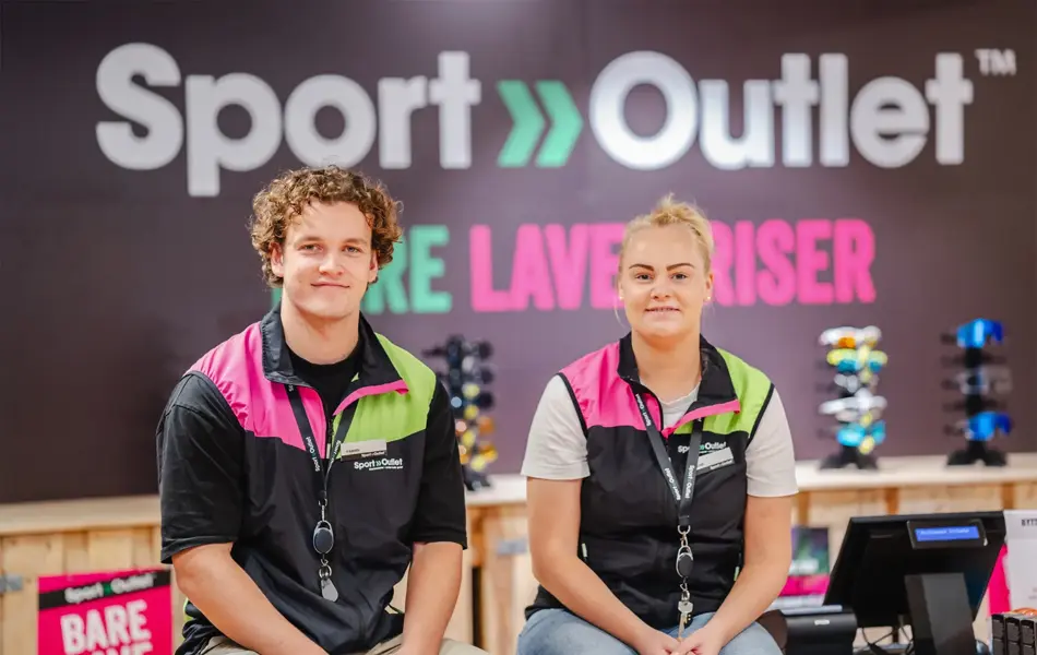 To som sitter på en disk og smiler til kameraet