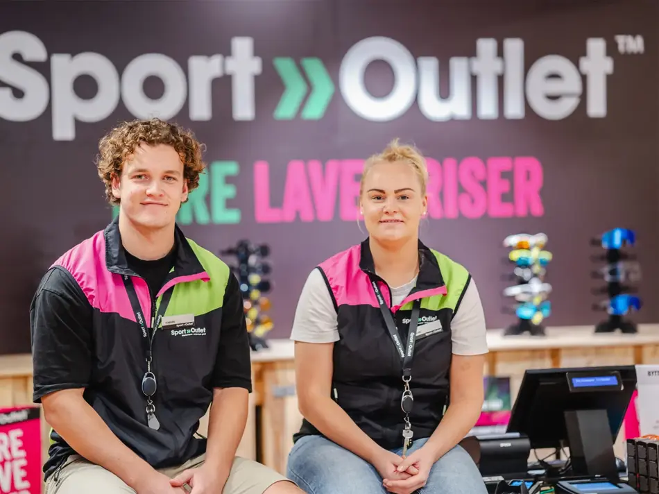 To som sitter på en disk og smiler til kameraet