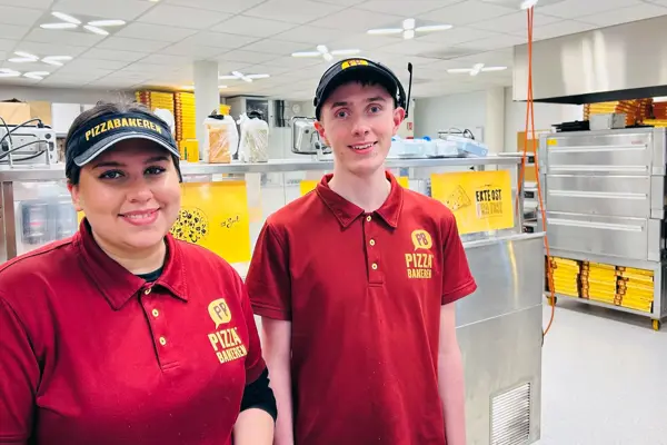 To som smiler til kameraet