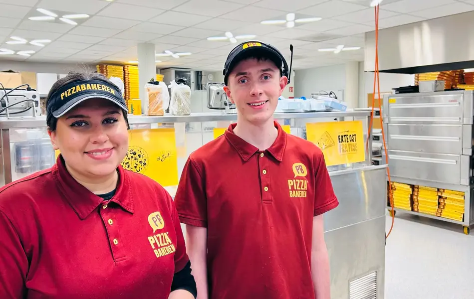 To som smiler til kameraet