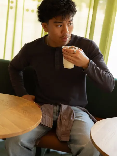 Mann som skal drikke fra en takeaway-kopp