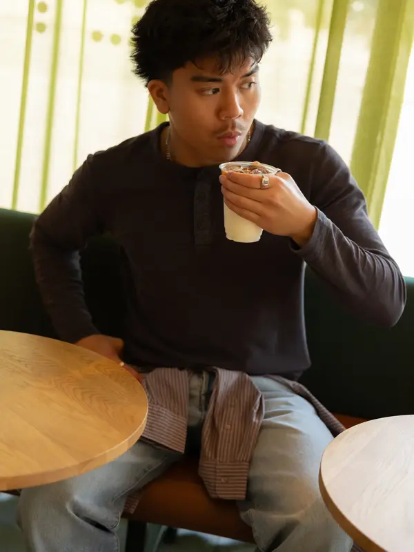 Mann som skal drikke fra en takeaway-kopp