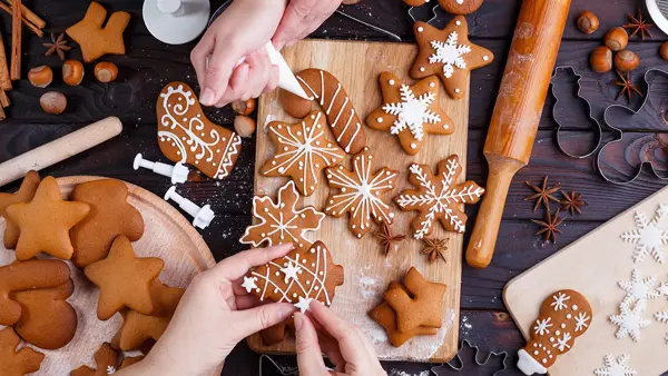 hender har glasur på pepperkaker