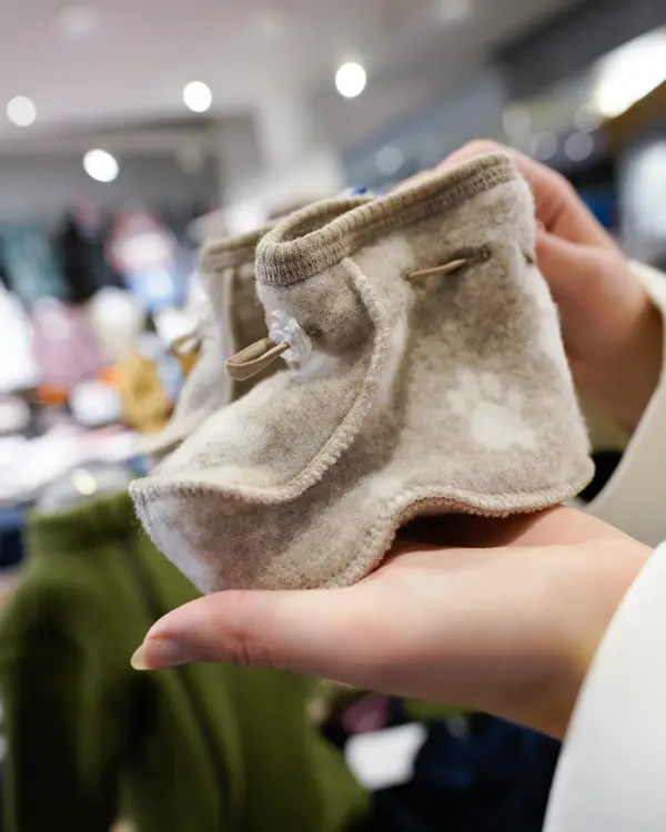 Beige ulltøfler til barn