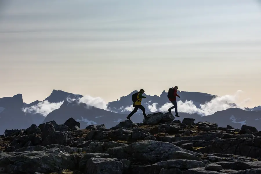 To personer på fjellvandring med klær fra Norrøna