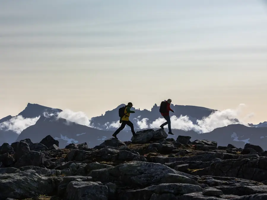 To personer på fjellvandring med klær fra Norrøna