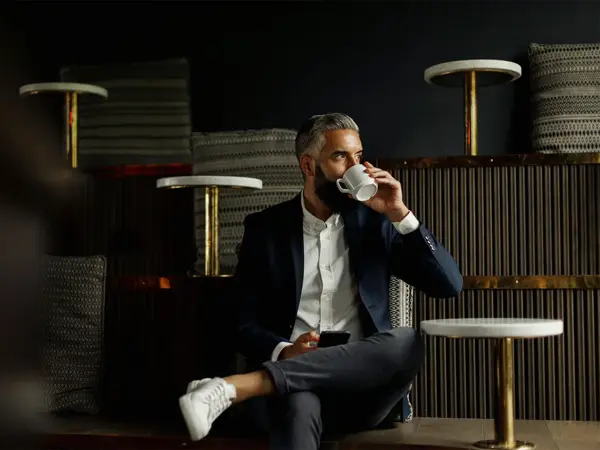 Forretningsmann drikker kaffe på kafé