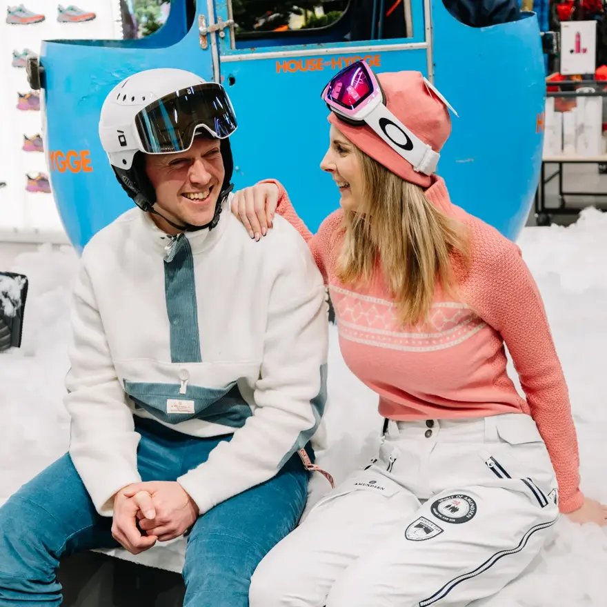 mann og dame i skitøy