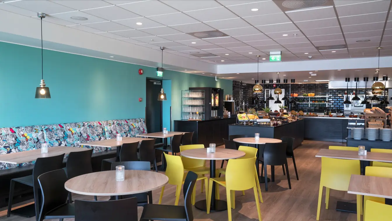 Frokost og Lobby, med frokostbuffet i bakgrunnen og lobby med turkis stil på Thon Hotel Gardermoen