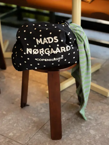 Veske på en krakk