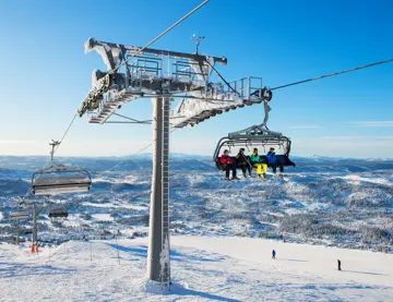 Alpinbakken - Mennesker sitter i skiheisen på Skeikampen