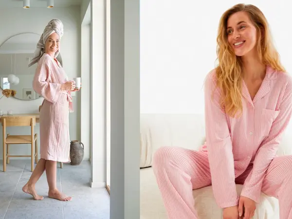 Dame står i rosa morgenkåpe og holder en kaffekopp, dame i rosa pysj