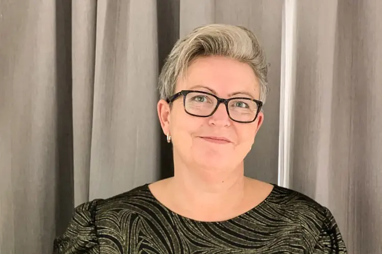 Kvinne med briller og kort, lyst hår