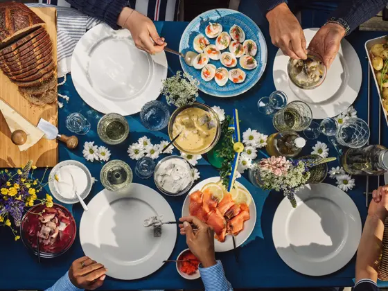 Duk med midtsommermat fotografert ovenfra