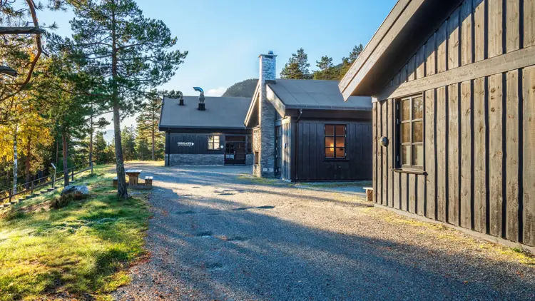 Uteområde utenfor Jakt og Fiskesenter, blå himmel, solskinn