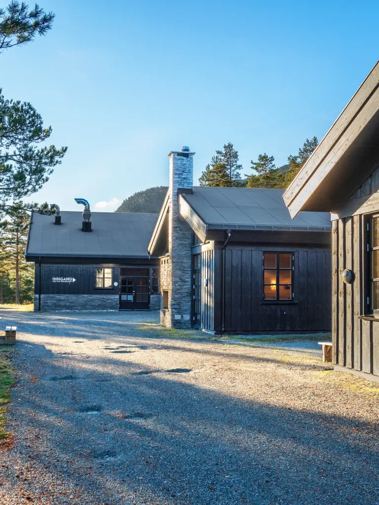 Uteområde utenfor Jakt og Fiskesenter, blå himmel, solskinn