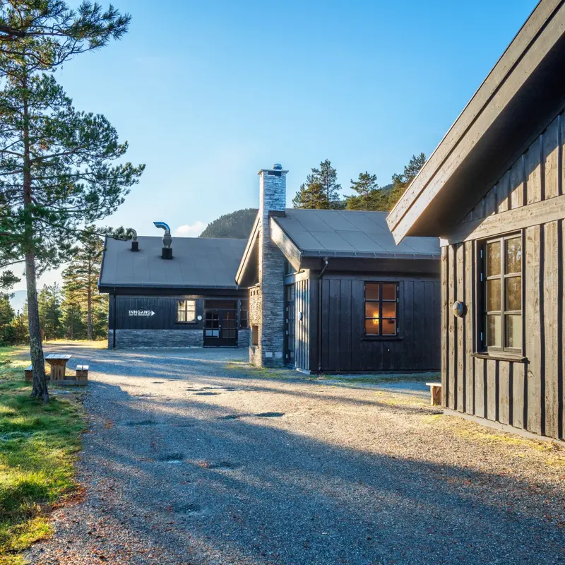 Uteområde utenfor Jakt og Fiskesenter, blå himmel, solskinn