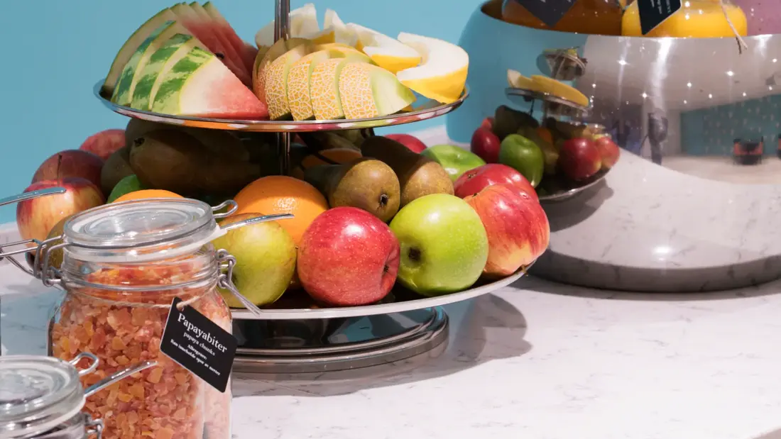 Nærbilde av frukt, juice, müsli og diverse i pausebuffet til konferanse på Thon Hotel Ski
