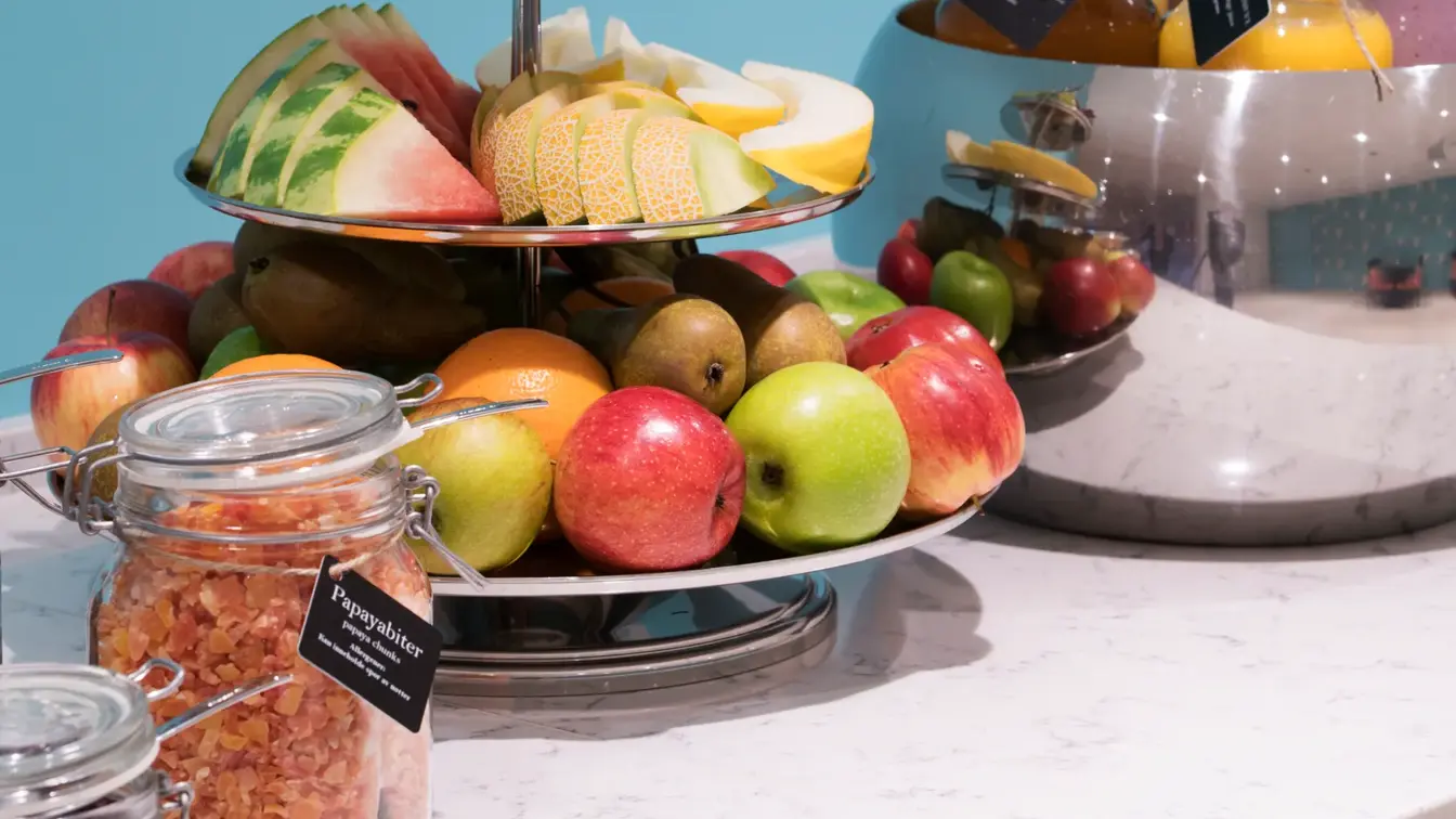 Nærbilde av frukt, juice, müsli og diverse i pausebuffet til konferanse på Thon Hotel Ski