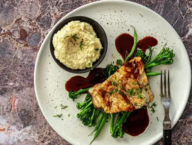 STEKT SKREI MED RØDVINSAUS OG HVIT ROTMOS