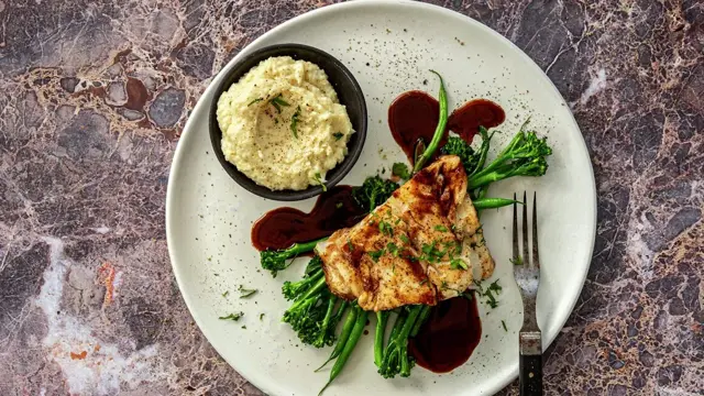 STEKT SKREI MED RØDVINSAUS OG HVIT ROTMOS