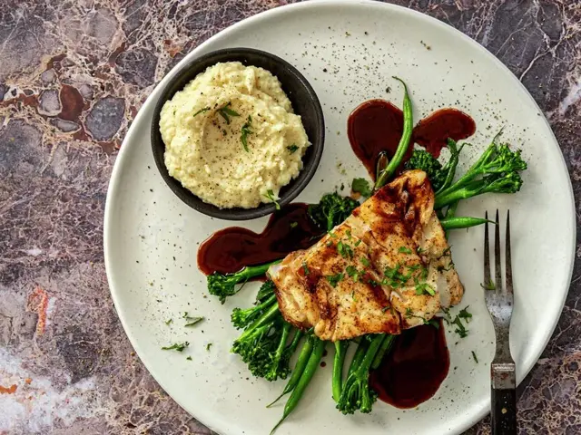 STEKT SKREI MED RØDVINSAUS OG HVIT ROTMOS