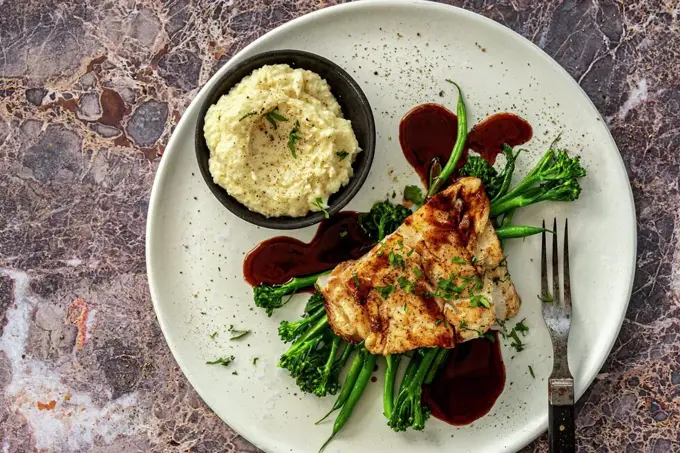 STEKT SKREI MED RØDVINSAUS OG HVIT ROTMOS