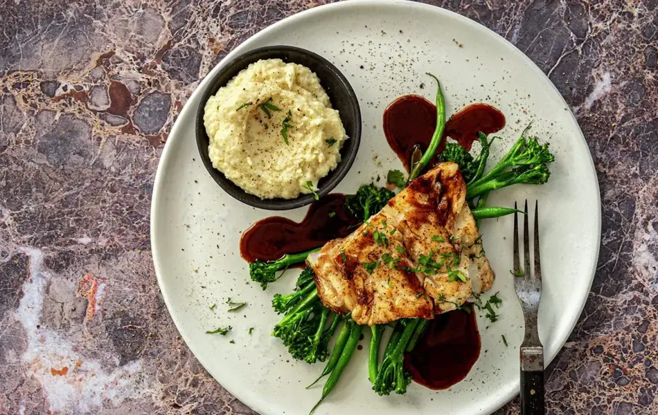 STEKT SKREI MED RØDVINSAUS OG HVIT ROTMOS