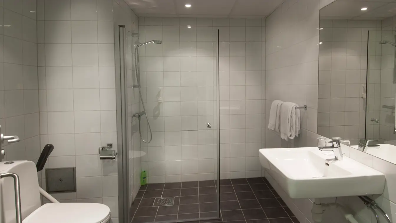 Bad med vask, toalett og dusj på Queen Room på Thon Hotel Kristiansand