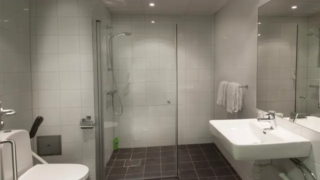 Bad med vask, toalett og dusj på Queen Room på Thon Hotel Kristiansand
