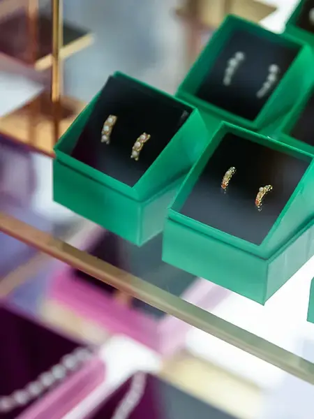 Øredobber i grønn eske