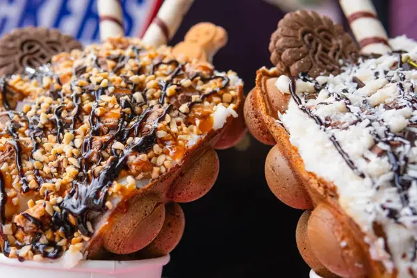 belgiske boblevafler med is, kjeks og strøssel