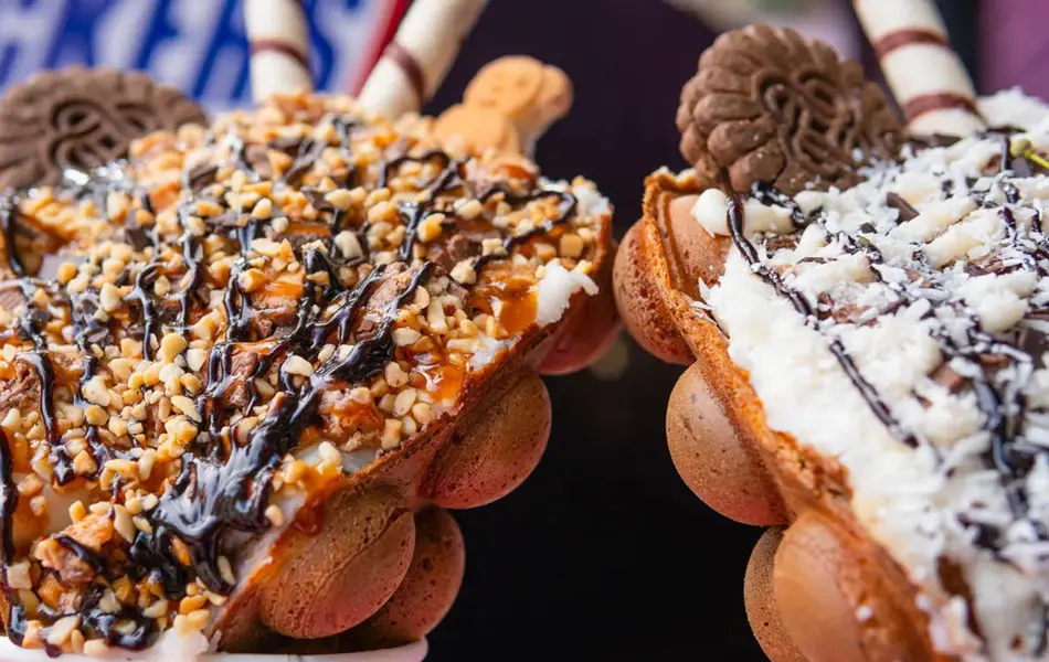 belgiske boblevafler med is, kjeks og strøssel