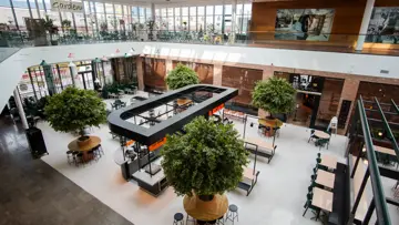 Bildet viser kjøpesenteret Sollentuna Centrum og et utvalg av butikkene på senteret.