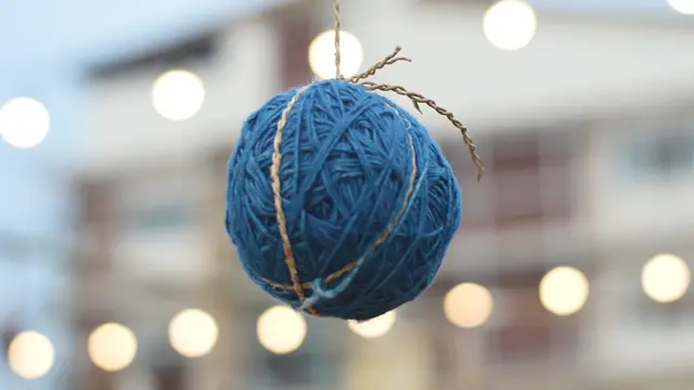 Hjemmelaget julekule henger i snor