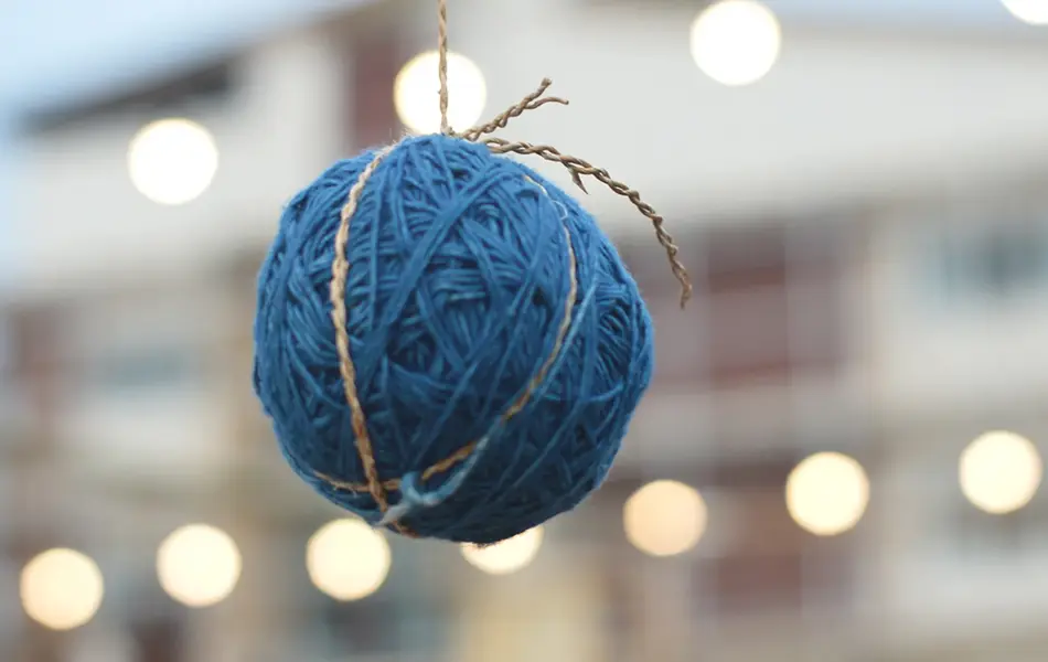 Hjemmelaget julekule henger i snor