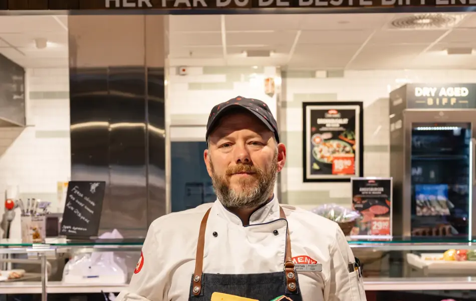 mann holder matvarer