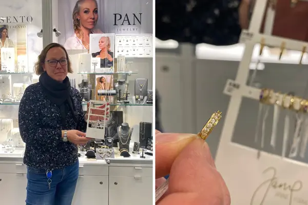 Dame som viser frem smykker og ørepynt