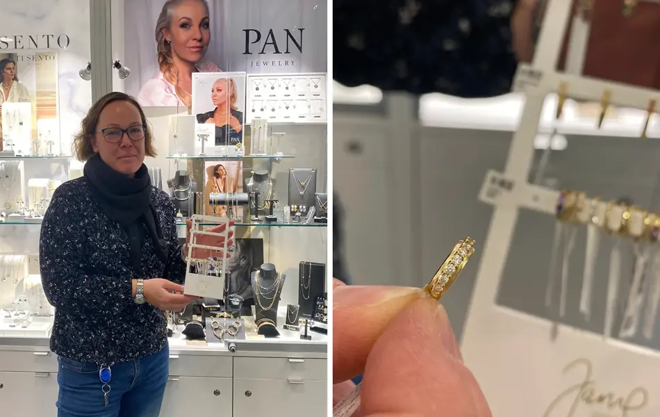 Dame som viser frem smykker og ørepynt