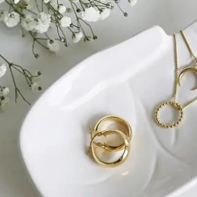 Ringer og smykker i skål 